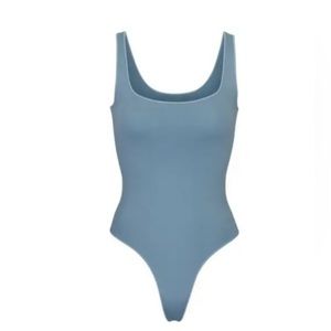 Skims ESSENTIAL SCOOP NECK BODYSUIT - ARCTIC